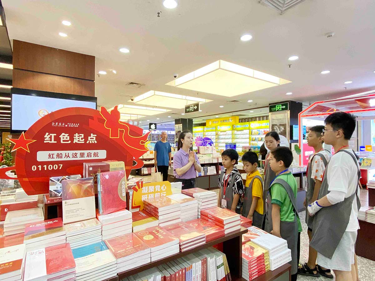 书店还能这样玩?孩子们解锁“图书小管家”职业新体验(图1) 书店还能这样玩?孩子们解锁“图书小管家”职业新体验(图1)