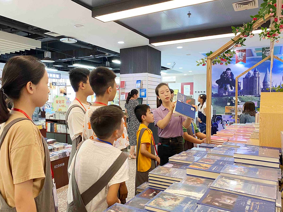 书店还能这样玩?孩子们解锁“图书小管家”职业新体验(图3) 书店还能这样玩?孩子们解锁“图书小管家”职业新体验(图3)
