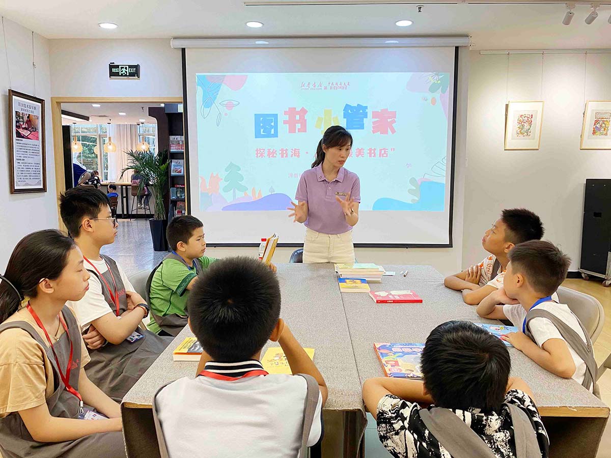 书店还能这样玩?孩子们解锁“图书小管家”职业新体验(图2) 书店还能这样玩?孩子们解锁“图书小管家”职业新体验(图2)