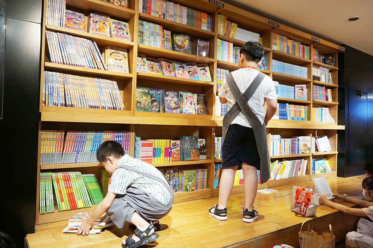 书店还能这样玩?孩子们解锁“图书小管家”职业新体验(图4) 书店还能这样玩?孩子们解锁“图书小管家”职业新体验(图4)