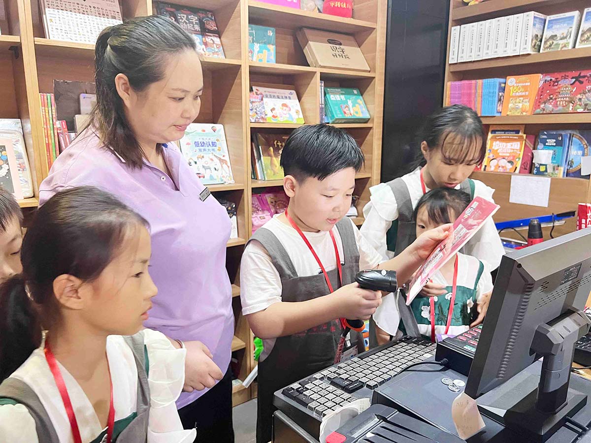 书店还能这样玩?孩子们解锁“图书小管家”职业新体验(图5) 书店还能这样玩?孩子们解锁“图书小管家”职业新体验(图5)