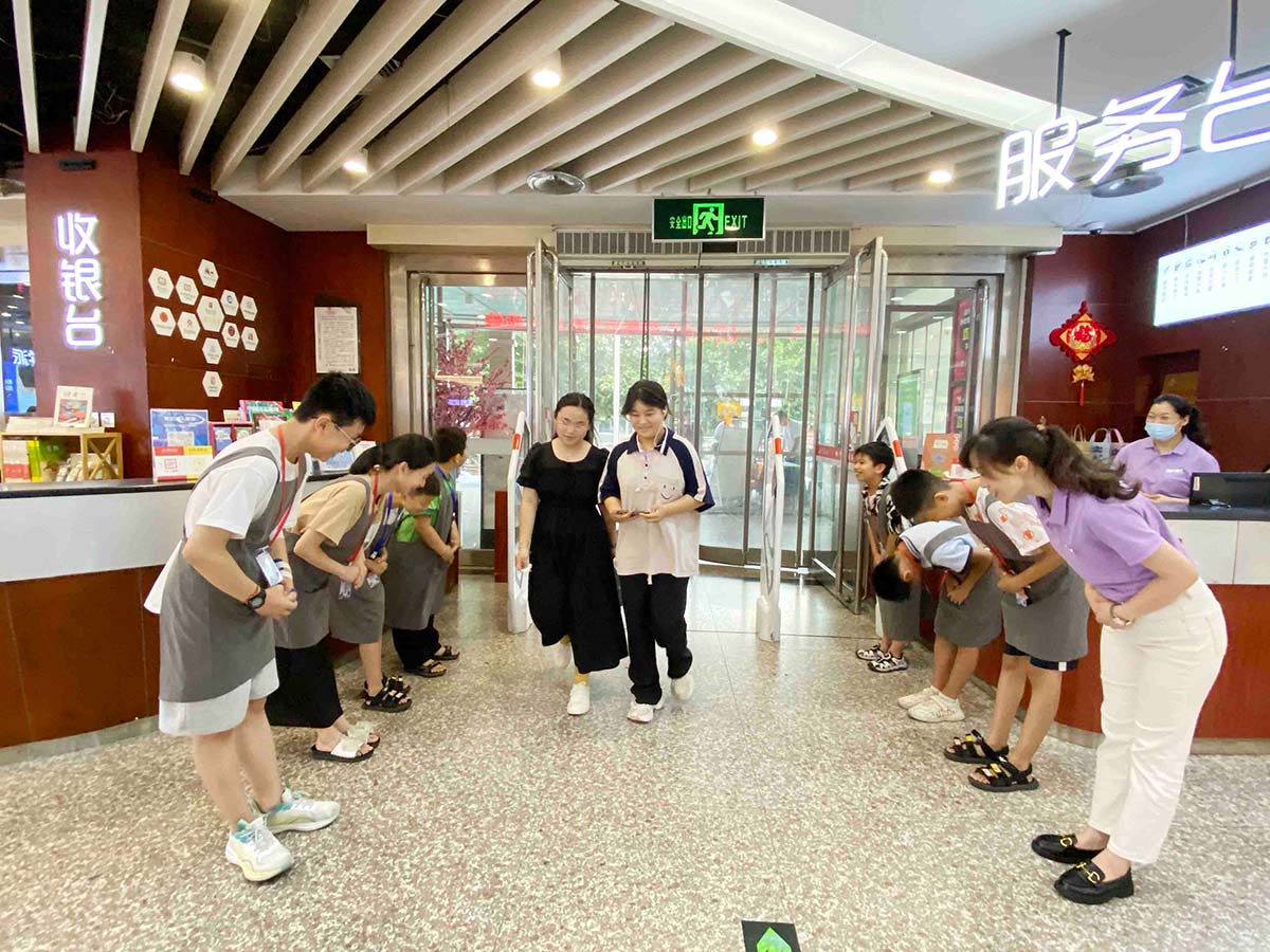 书店还能这样玩?孩子们解锁“图书小管家”职业新体验(图6) 书店还能这样玩?孩子们解锁“图书小管家”职业新体验(图6)