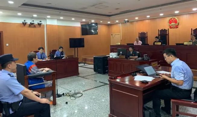 北京一保姆殴打瘫痪老人还把便桶往老人脸上怼！(图3)
