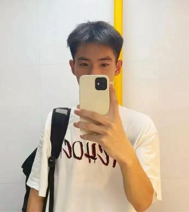 夜谈 大学生毕业干家政是大材小用吗？(图1)