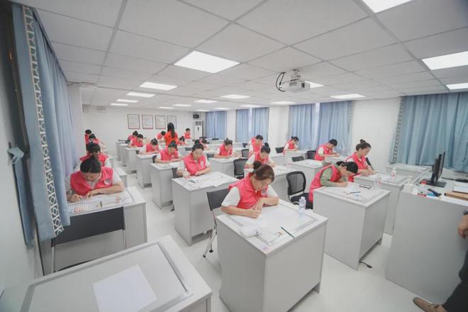 当“明星”、上“舞台”、成“主角”家政人才在赛场上技艺争锋(图4)